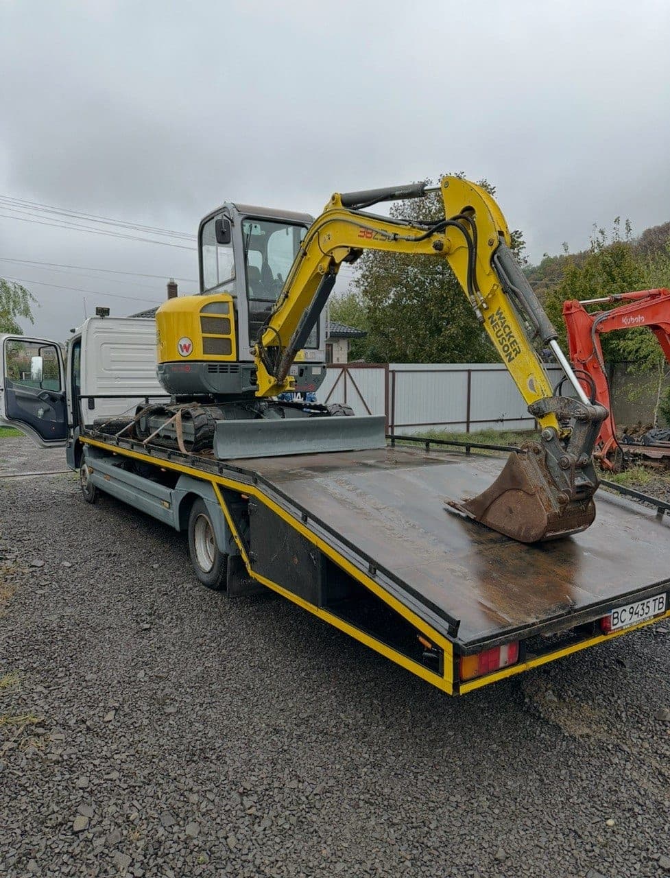 Мініекскаватор Wacker Neuson 38Z3 перед виїздом на роботу